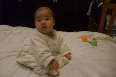 Hoy學坐-4m27d (20090311)